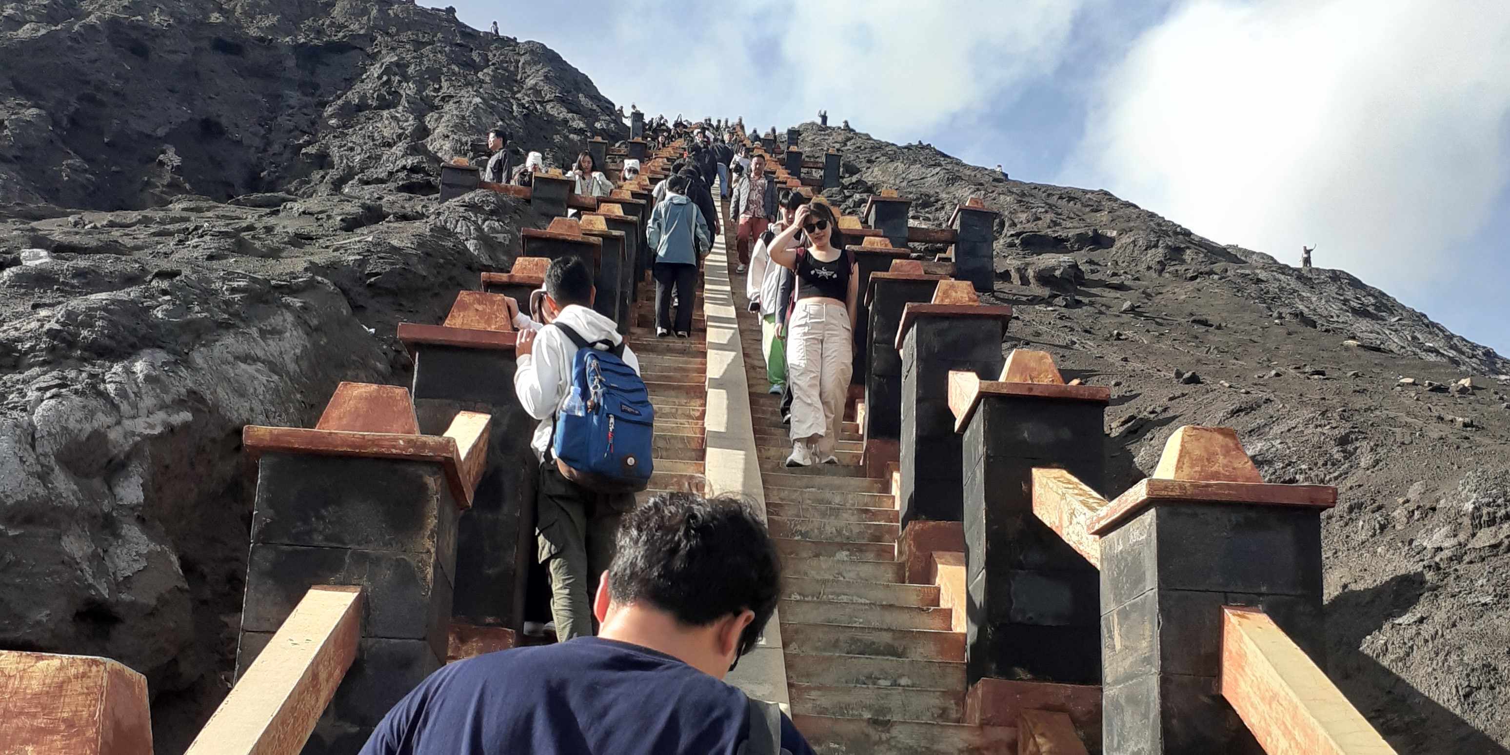 Tangga menuju puncak bromo